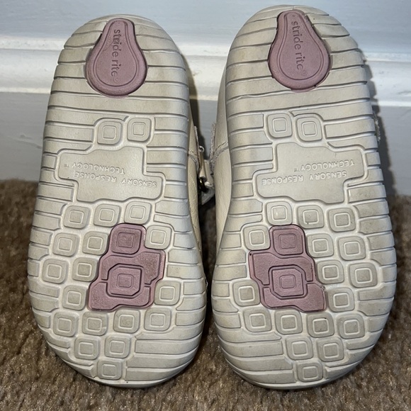 Stride Rite Maya Size 4m Mary Jane cream/pearl colored dress shoes.  Used. - Picture 2 of 4